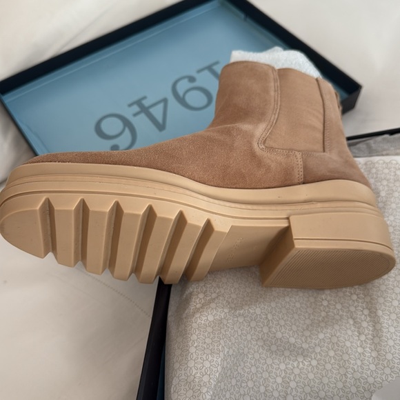 Bernardo Dove 🕊️ sand suede Boots new in box - Picture 3 of 3
